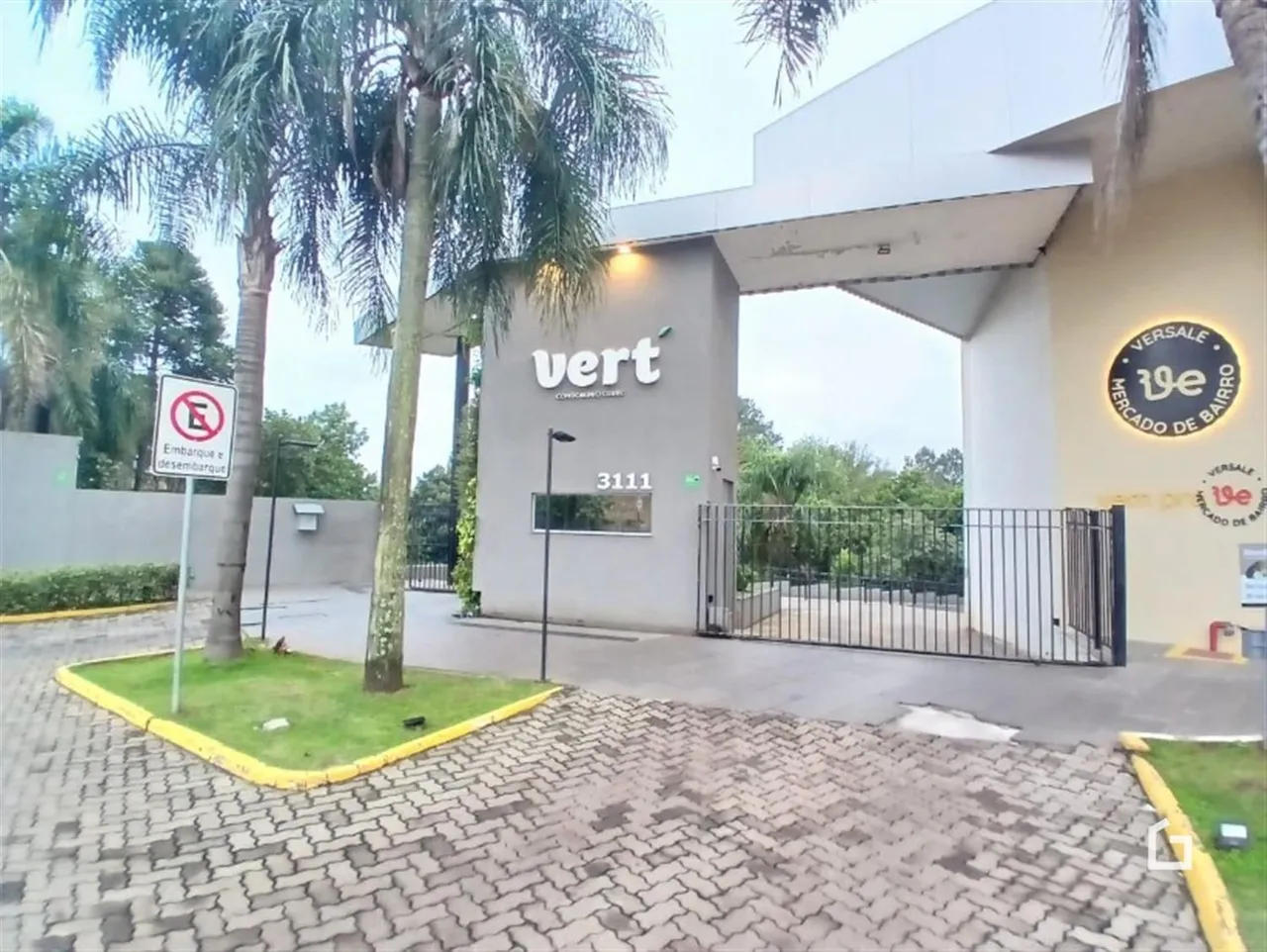 Fachada de um prédio comercial com portão de entrada em Lajeado, Brasil.