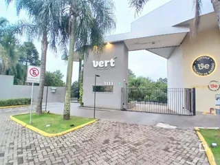 Fachada de um prédio comercial com portão de entrada em Lajeado, Brasil.