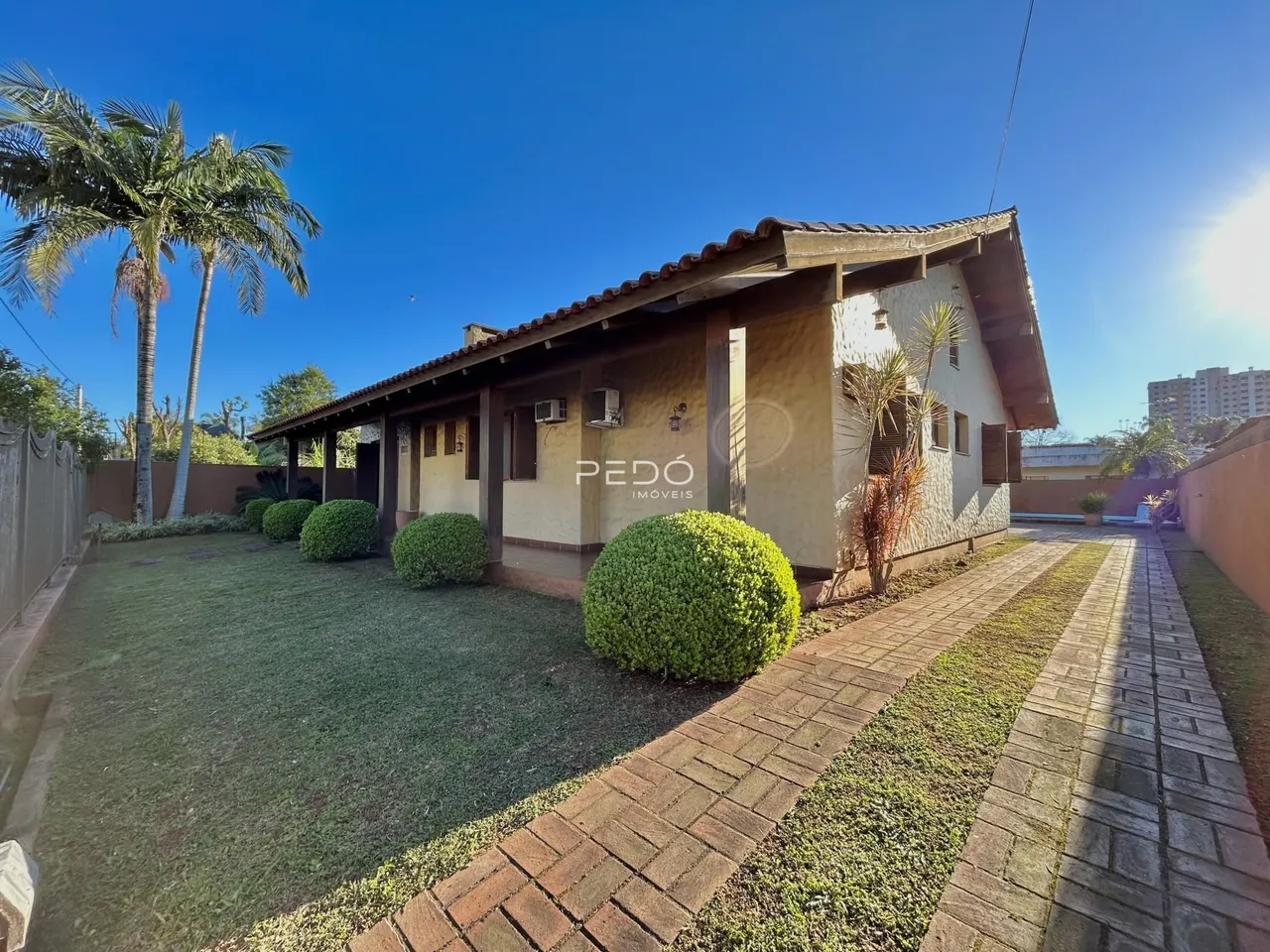 Vista da fachada de uma casa em Lajeado, Brasil, com jardim e calçada.