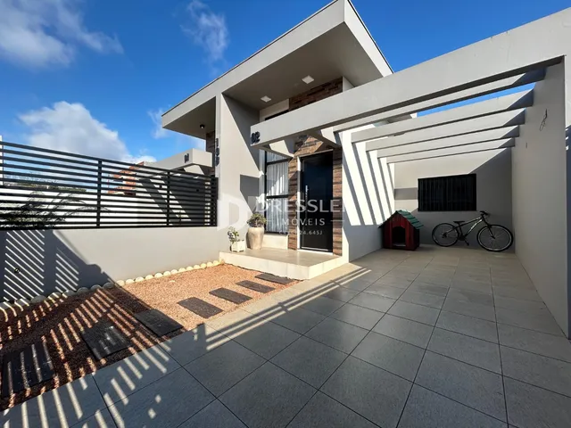 Fachada de uma residência em Lajeado, Brasil, com área externa pavimentada.