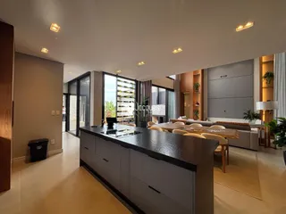 Área de estar e cozinha moderna em um imóvel no Brasil.