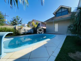 Fachada de casa com piscina e jardim em Lajeado, Brasil.