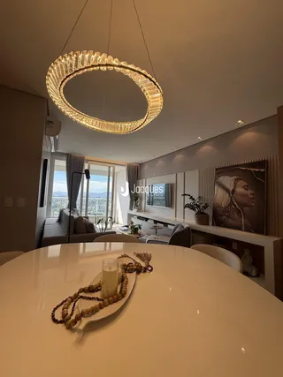 Vista de uma sala de jantar com luminária de cristal em um imóvel em Lajeado.