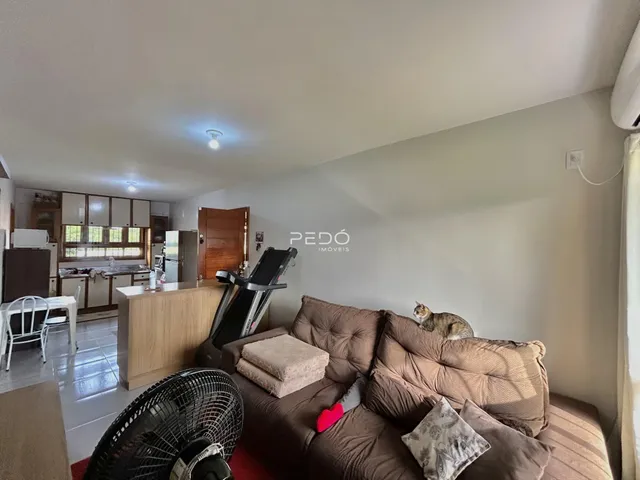 Sala de estar com sofá e equipamentos de ginástica em um apartamento.