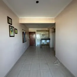 Foto de um corredor interno com piso de cerâmica e teto de gesso.