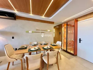 Vista de uma sala de jantar com mesa de madeira e cadeiras em um imóvel no Brasil.