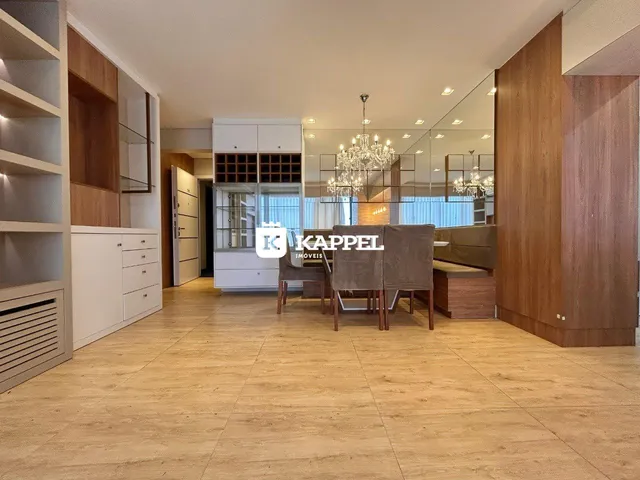 Sala de estar ampla com piso de madeira e móveis modernos.