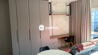 Esta é uma foto de uma sala de estar com móveis e cortinas em um imóvel.