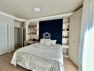 Quarto com cama e armários em um apartamento em Lajeado.