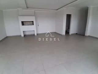 Ambiente interno de uma sala com piso de cerâmica e paredes brancas.