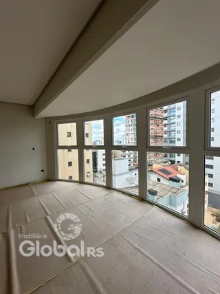Foto de um ambiente interno com grandes janelas de uma propriedade em Lajeado.