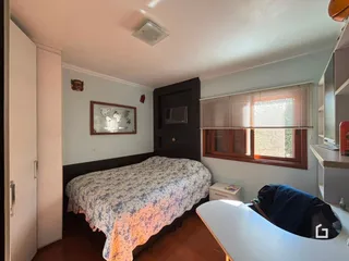 Quarto com cama e janela em um imóvel no Brasil.