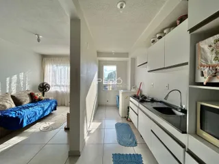 A sala de estar de um imóvel em Lajeado, Brasil, com luz natural entrando pela janela.