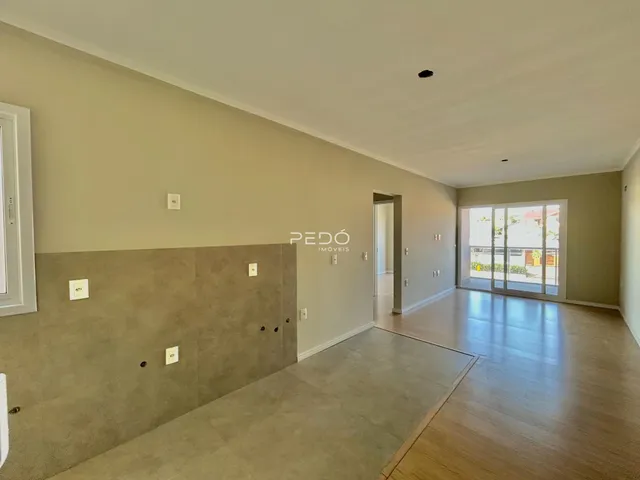 Hall de entrada com piso de madeira e parede de destaque.