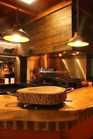 Detalhe de uma bancada de madeira rústica em uma cozinha.