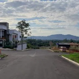 Vista panorâmica de paisagem montanhosa ao fundo.