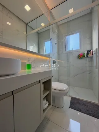 Foto de um banheiro moderno com revestimento em mármore claro.