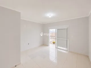 Interior de uma sala com piso de cerâmica clara e paredes brancas.
