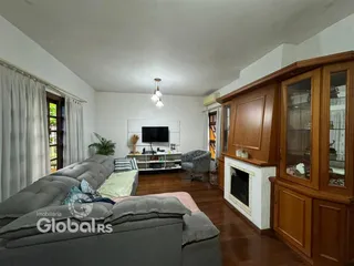 Sala de estar com piso de madeira e móveis de madeira.
