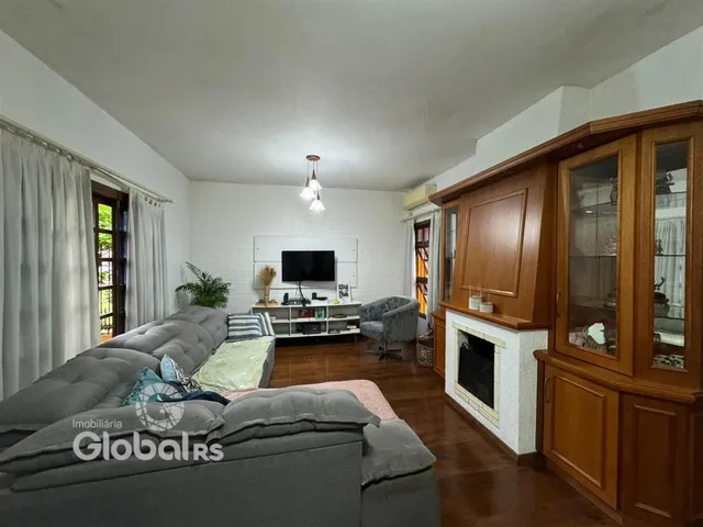 Sala de estar com piso de madeira e móveis de madeira.