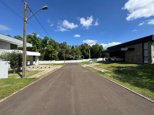Fachada de uma residência em Lajeado, Brasil, com jardim e entrada pavimentada.