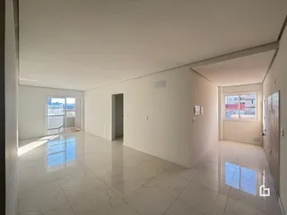 Hall de entrada com piso de porcelanato claro e paredes brancas.
