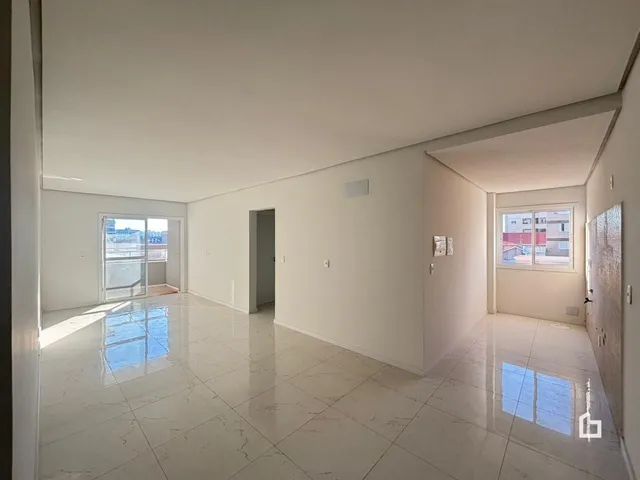 Hall de entrada com piso de porcelanato claro e paredes brancas.