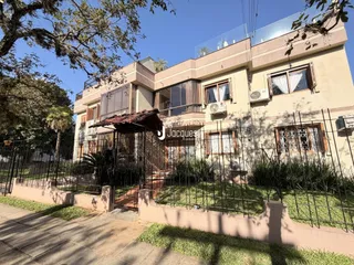 Fachada de uma residência em Lajeado, Brasil, com cerca e jardim frontal.