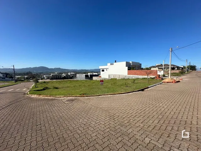 Vista externa de uma propriedade residencial em Lajeado, Brasil, com área gramada e rua.