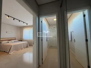 Quarto com cama e paredes claras em um imóvel no Brasil.