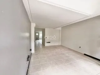 Corredor interno de uma residência com piso de cerâmica.