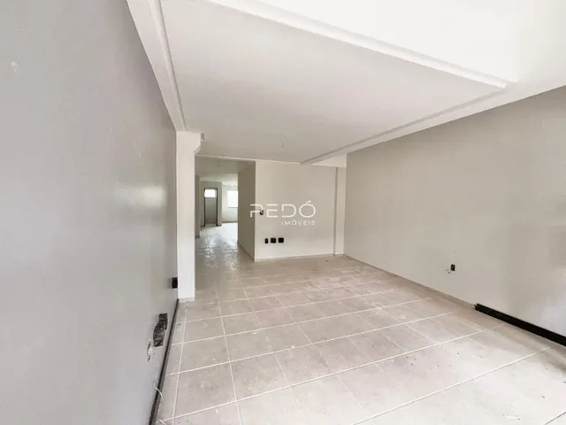 Corredor interno de uma residência com piso de cerâmica.