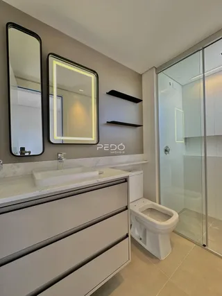Foto de um banheiro moderno com bancada e box de vidro.