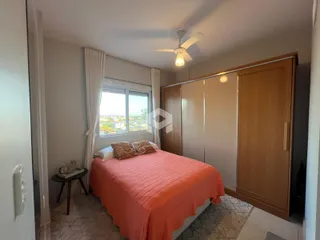 Quarto com cama e armários em um imóvel no Brasil.