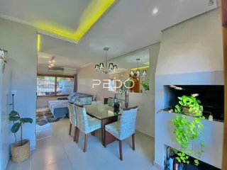 Sala de estar com piso claro e decoração moderna.