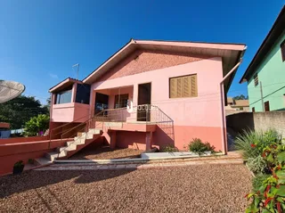 Fachada de uma casa em Lajeado, Brasil, com escadaria de concreto.