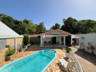 Foto de uma piscina e área externa de uma residência em Lajeado.