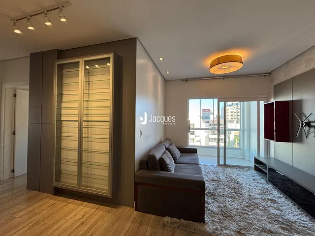 Sala de estar com porta de vidro e móveis modernos.