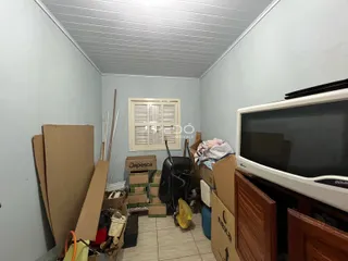 Interior de um cômodo com paredes azuis e caixas de mudança.