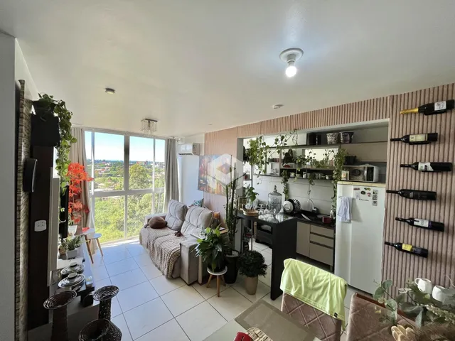 Sala de estar com vista para a paisagem externa da propriedade.