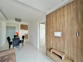 Ambiente de sala de jantar e cozinha em um imóvel no Brasil.