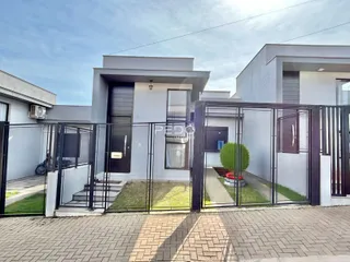 Fachada de uma residência moderna em Lajeado, Brasil, com portão de ferro.