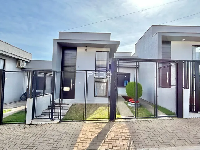 Fachada de uma residência moderna em Lajeado, Brasil, com portão de ferro.