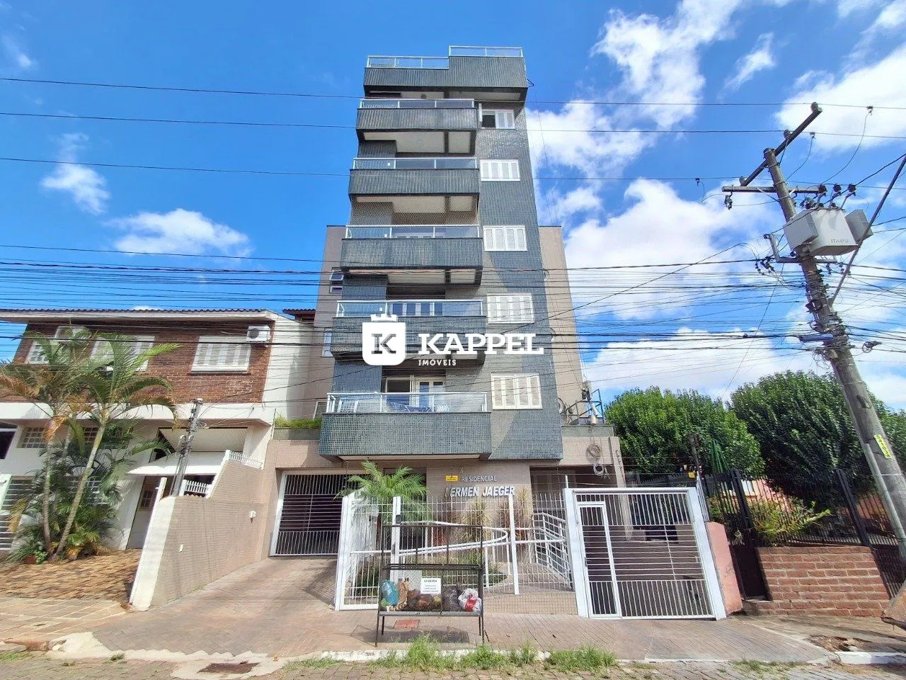 Fachada de um prédio residencial alto em Lajeado, Brasil.