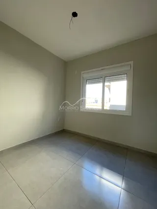 Ambiente interno com piso de cerâmica e janela.
