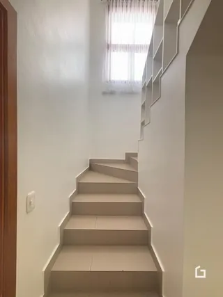 Foto da escadaria e parede de uma residência.