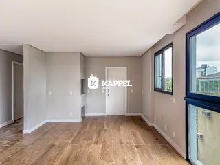 Sala de estar com piso de madeira e paredes claras.