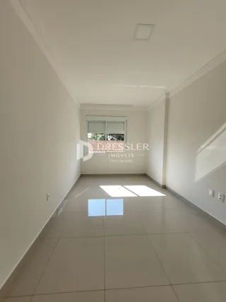 Interior de uma sala com piso de cerâmica clara.