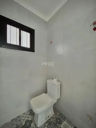 Foto de um banheiro com piso estampado e vaso sanitário.
