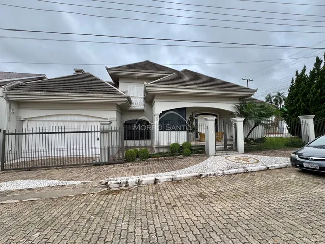 Casa com 4 dormitórios